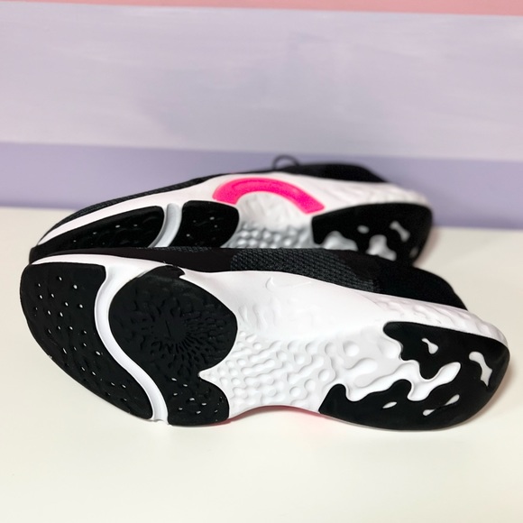Nike woman’s running shoes size 8 black and hot pink - Picture 4 of 8